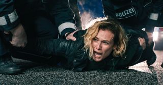 Oltre la notte: il nuovo film di Fatih Akin si ispira alla cronaca per raccontare le vittime del terrorismo